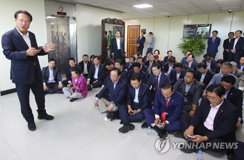 검찰총장실 앞에 연좌한 한국당 의원들
