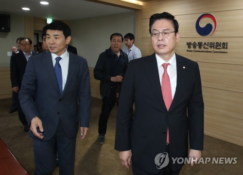 'MBC사장 체포영장에 항의' 방통위 찾은 자유한국당