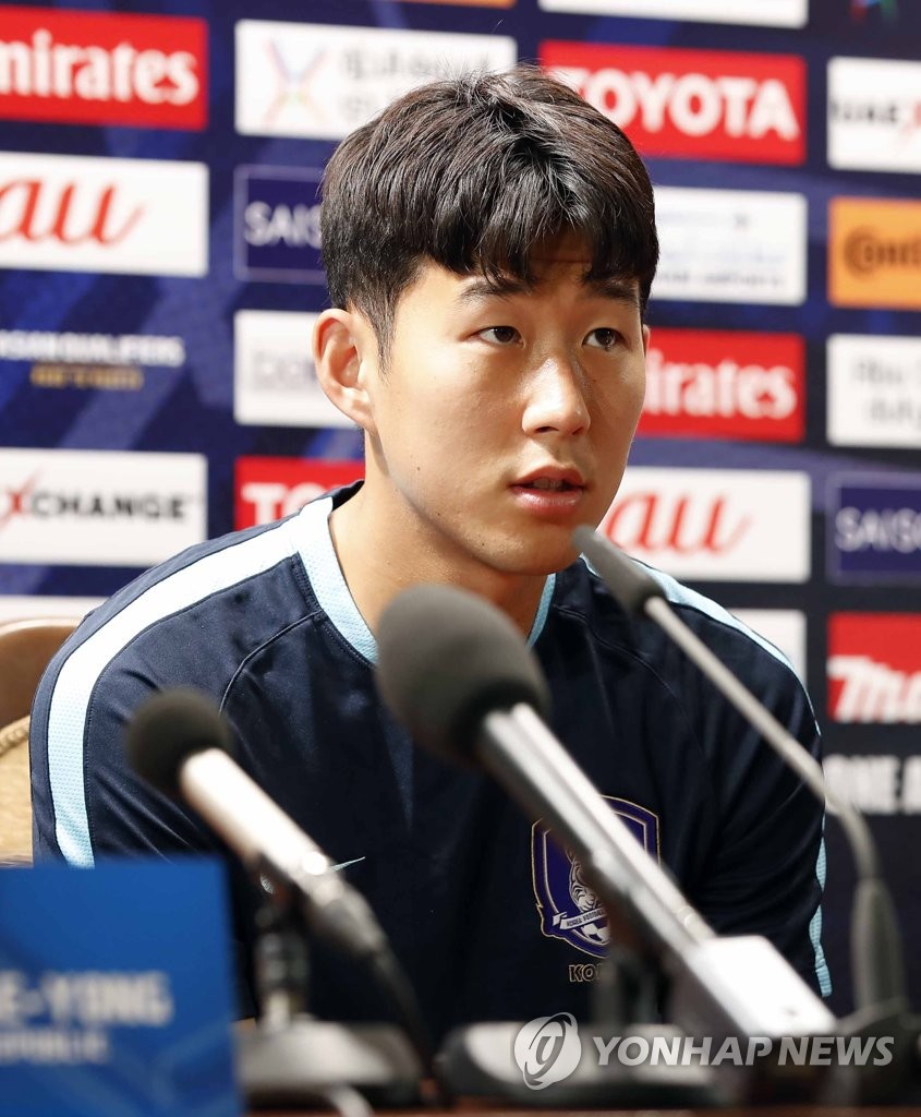 질문에 답하는 축구대표팀의 에이스 손흥민