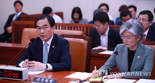 북핵 질의에 답하는 조명균 통일장관