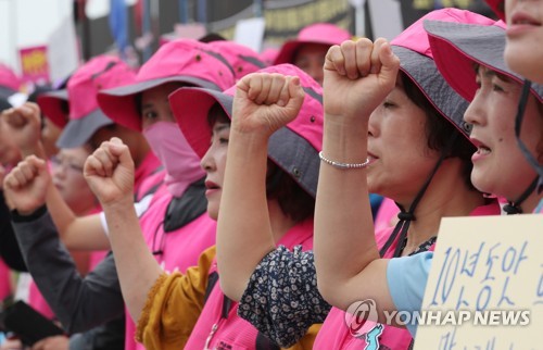 (세종=연합뉴스) 이진욱 기자 = 지난 5일 오후 정부세종청사 교육부 앞에서 전국학교비정규직연대회의 소속회원들이 비정규직 강사 무기계약 전환 촉구 결의대회를 열고 있다. 2017.9.5 cityboy@yna.co.kr