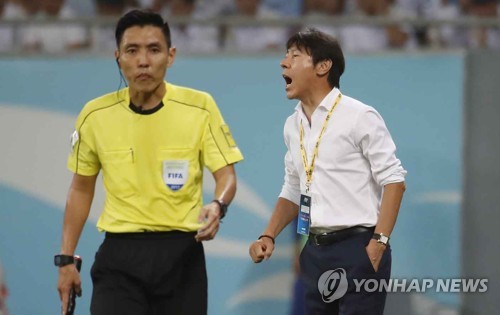 작전 지시하는 신태용 감독