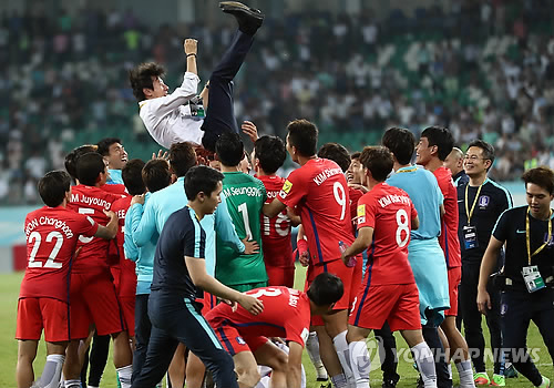 신태용 감독 헹가래하는 축구대표팀
