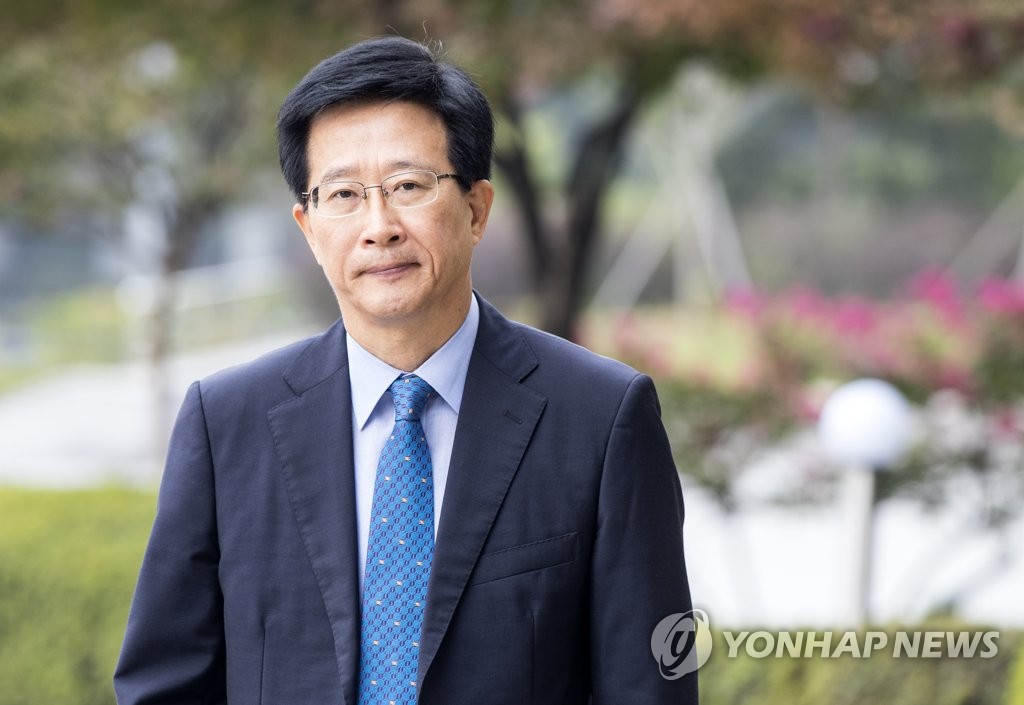 검찰 출석하는 민병주 전 국정원 심리전단장