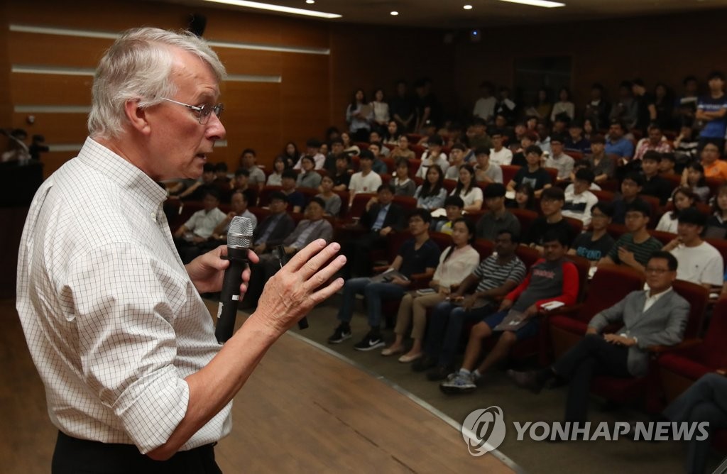 강연하는 노벨생리학상 수상자 로버츠 교수