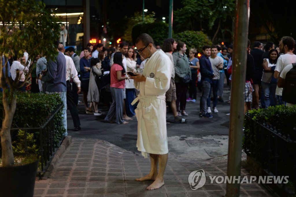 맨발에 잠옷바람으로…한밤 강진에 멕시코는 '공포'