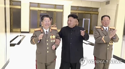 핵 개발 과학자와 다정하게 팔짱 낀 김정은