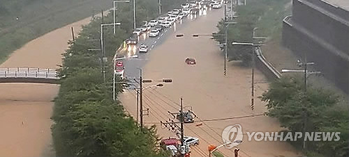 '가을 물폭탄'…출근길 물에 잠긴 부산의 한 도로