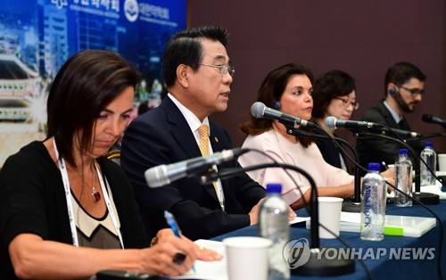 질문에 답하는 조찬휘 대한약사회장