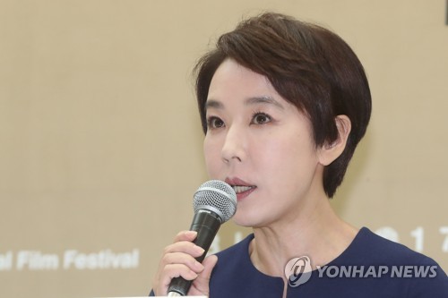 인사말 하는 강수연
