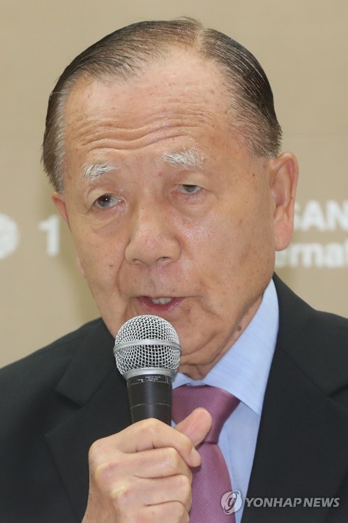 인사말하는 김동호 이사장