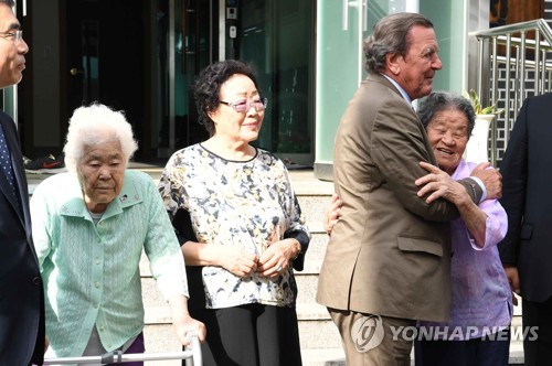 위안부 피해 할머니들과 인사하는 슈뢰더