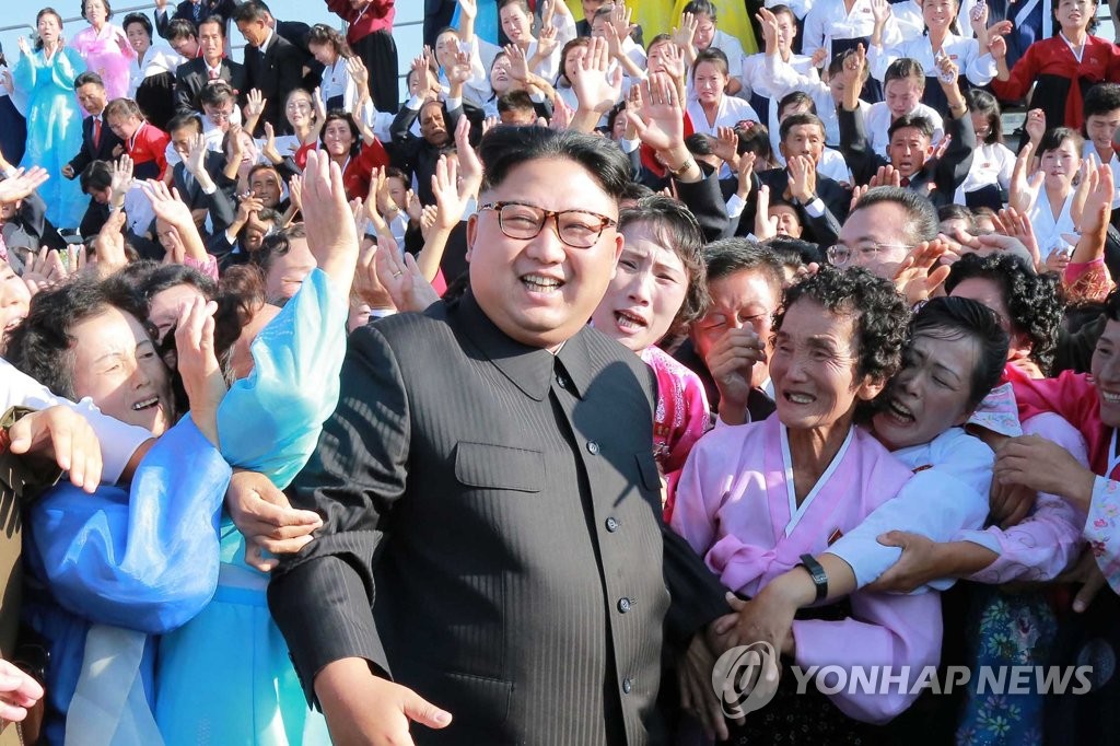 金正恩与支边教师合影