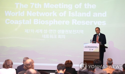 축사하는 미겔 국장