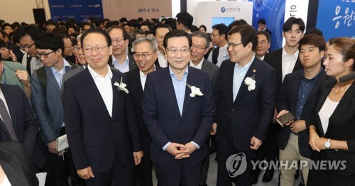 채용박람회 찾은 이용섭 일자리부위원장