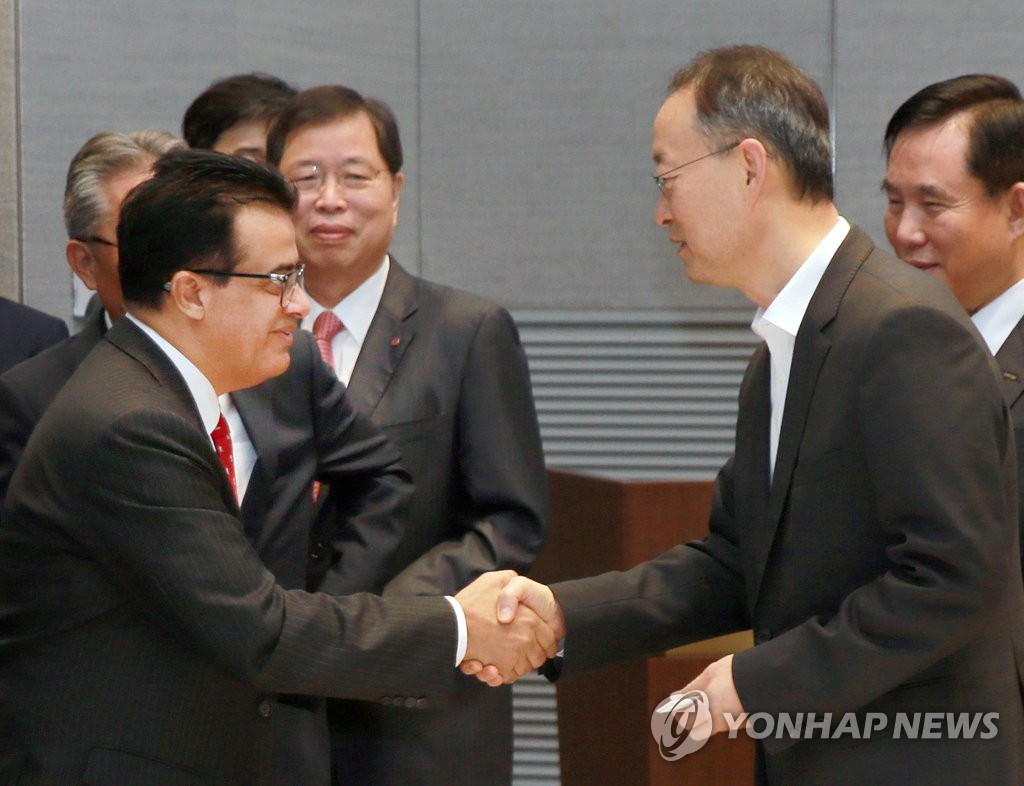 에쓰오일 대표와 인사하는 백운규 장관