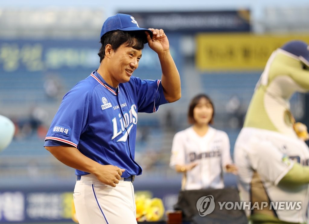 '은퇴 투어' 이승엽, 창원 팬들에게 인사