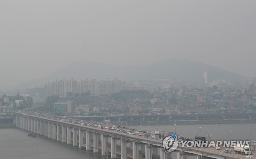 '미세먼지 속에 숨은 남산타워'