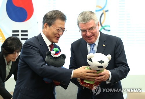 문 대통령, IOC 위원장에게 '수호랑'과 '반다비' 선물