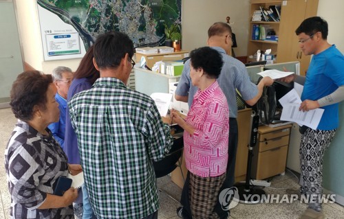 우박 피해 접수하는 농민들