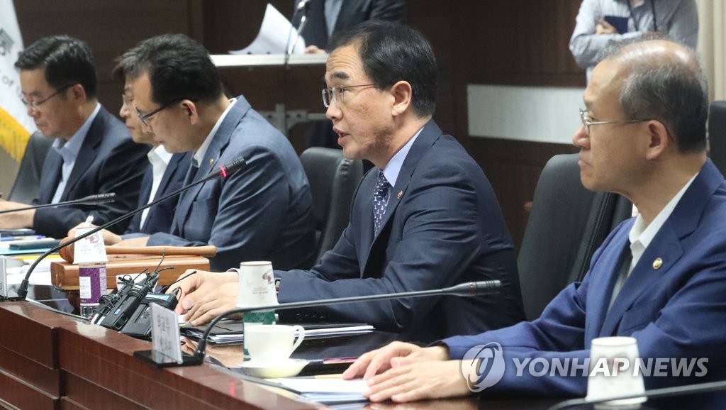남북교류협력추진협의회서 발언하는 조명균 장관