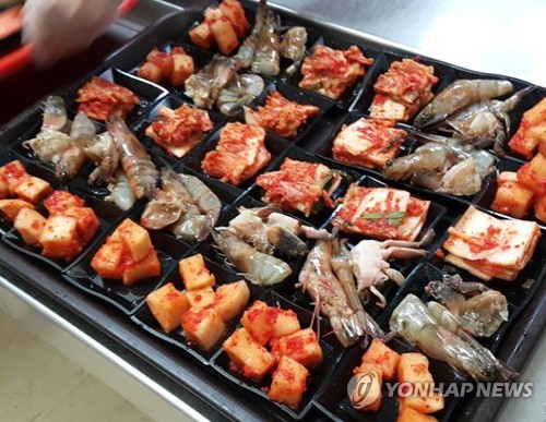 교민 식사위해 영부인이 직접 만든 게장과 깍두기