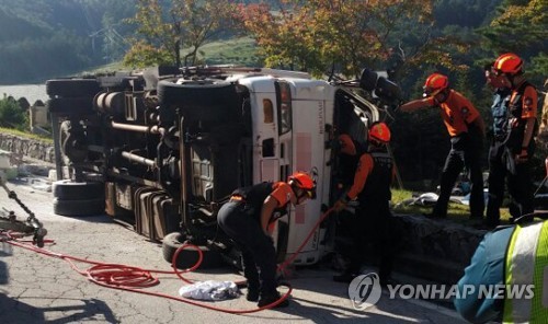 원주서 5t 트럭 넘어져 1명 사망·1명 중상