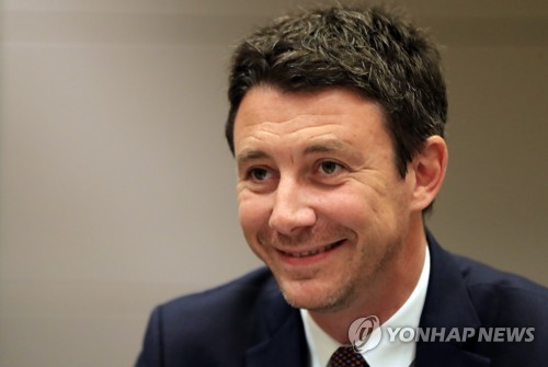 벵자멩 그리보 장관의 미소