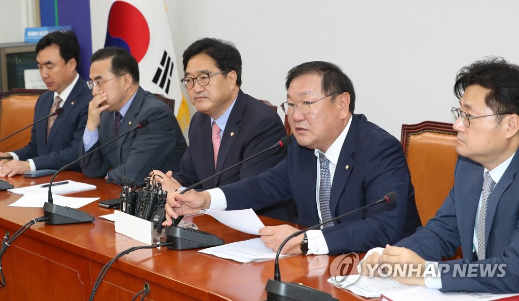 혁신성장 설명하는 김태년 정책위의장