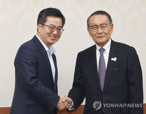 김동연 부총리, 한일경제협회 일본대표단 회장과 악수