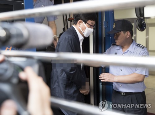 검찰 출석하는 원세훈 전 국정원장
