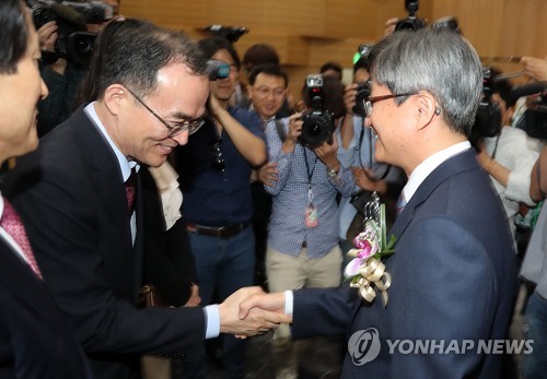 검찰총장과 악수하는 김명수 대법원장