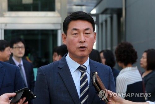 정치자금법 위반 첫 재판 마친 황영철 의원
