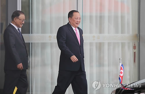 미소 짓는 리용호 北 외무상