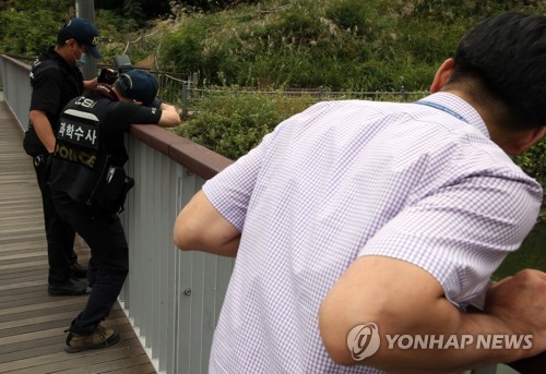 도태호 수원부시장 투신현장 조사하는 경찰