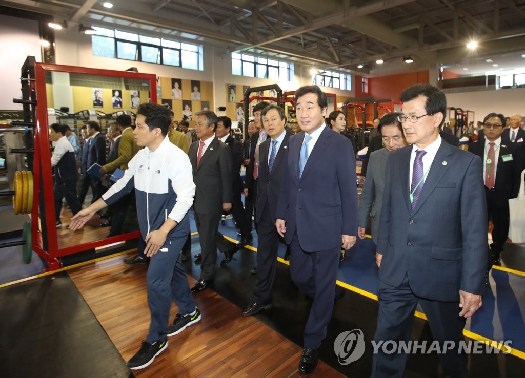 웨이트트레이닝센터 둘러보는 이낙연 국무총리