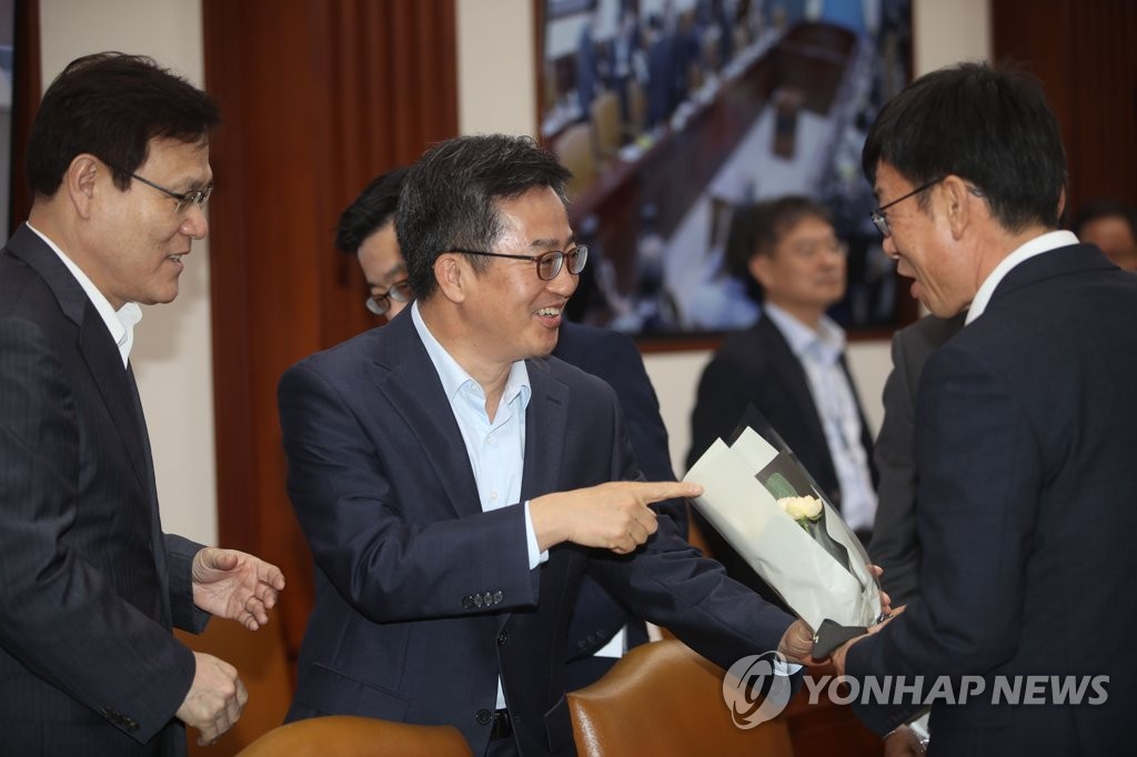 장관들에게 꽃 선물하는 김동연 부총리