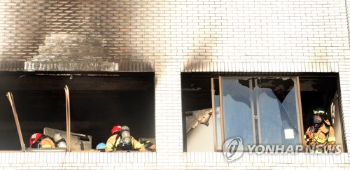 화재 진압하는 119대원