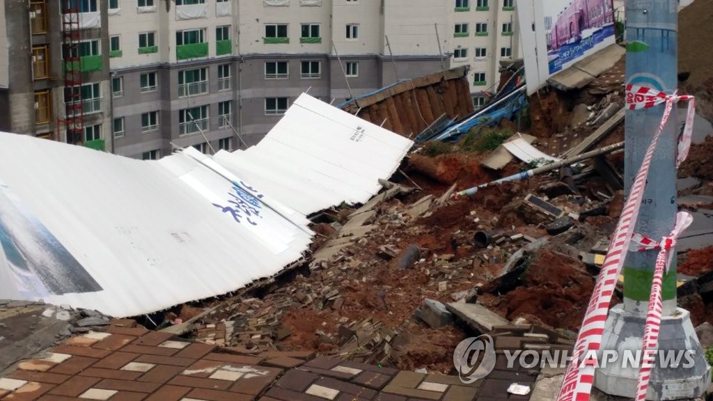 비에 유실된 부산 서구 산복도로