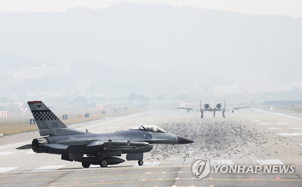 이륙 준비하는 F-16
