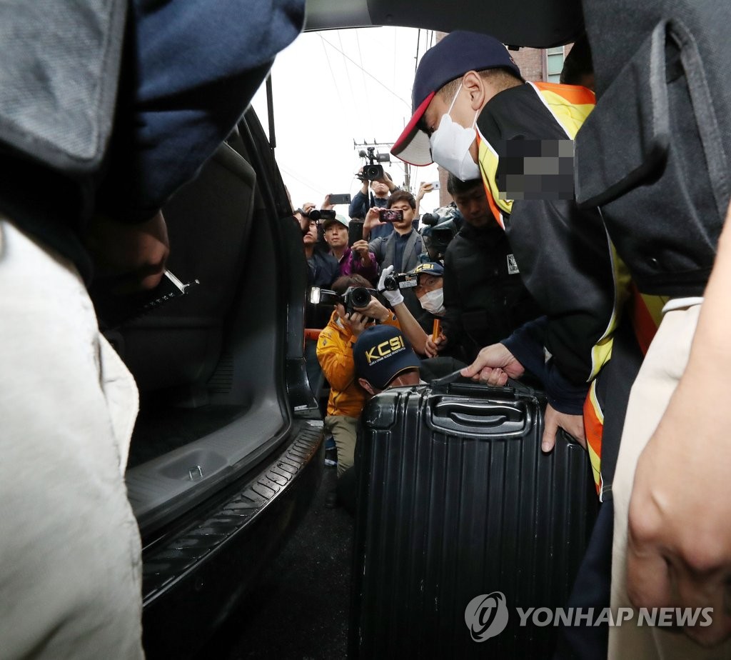 범행 재연하는 '어금니 아빠'