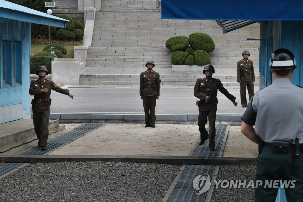 군사분계선으로 이동하는 북한경비병