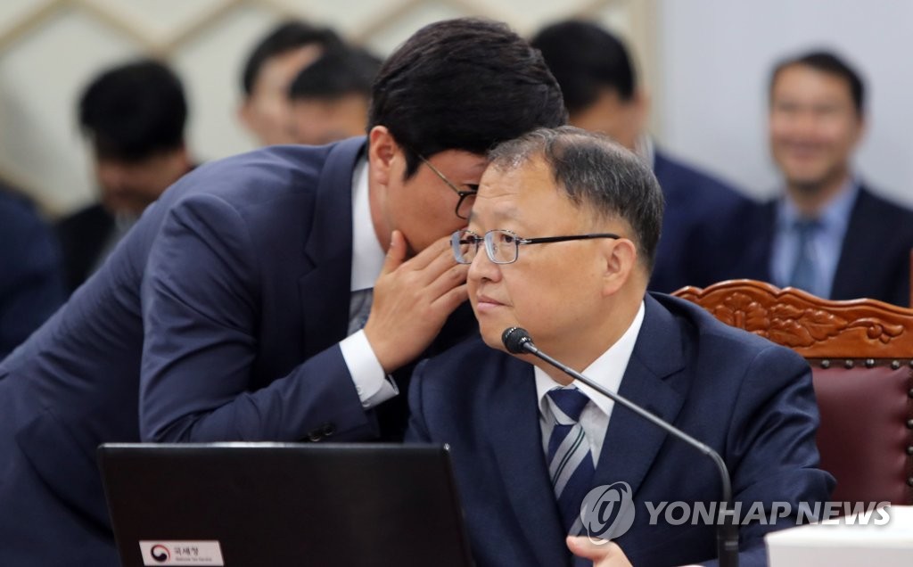 답변 지원받는 국세청장