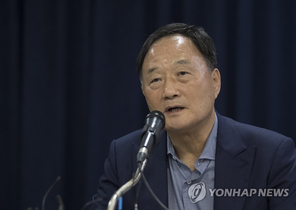 답하는 김호곤 위원장