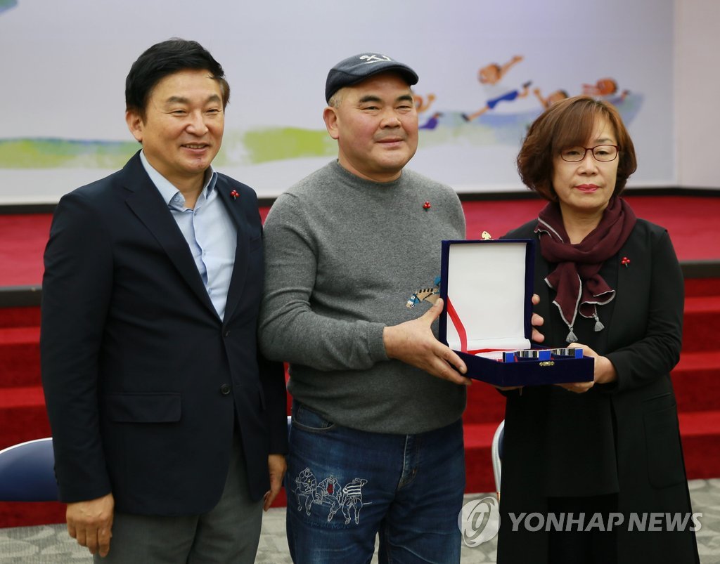 양정기·김순덕 부부 장학금 1억원 전달