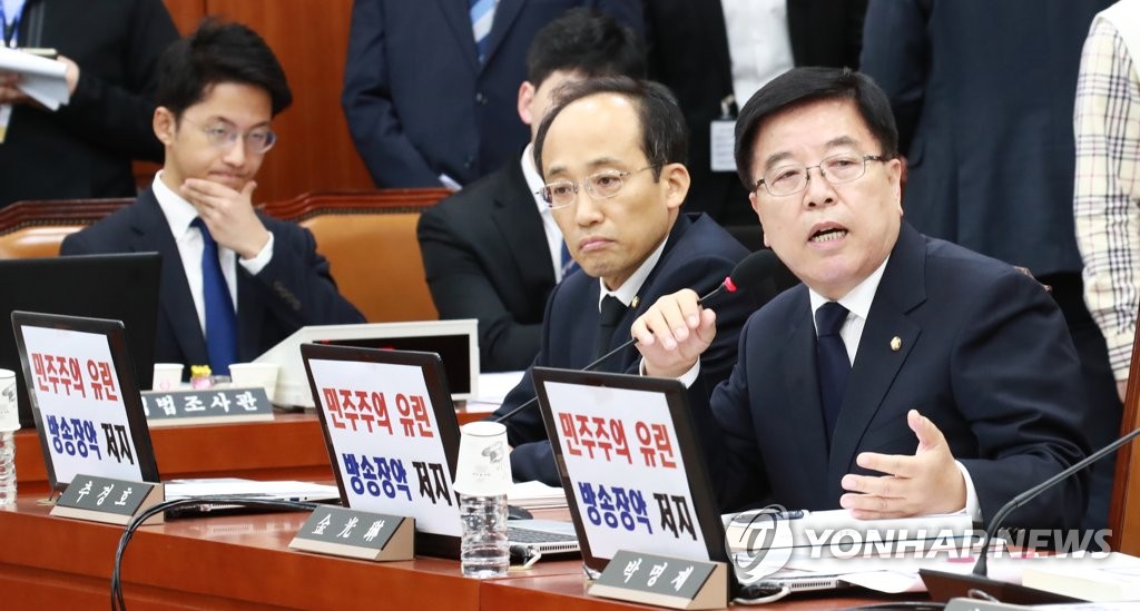 검은 넥타이에 검은 양복, 국감장의 한국당