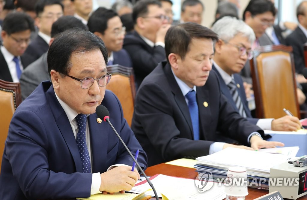 답변하는 유영민 장관