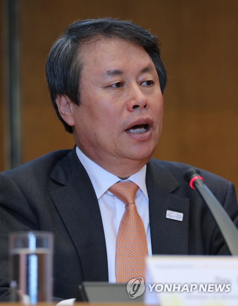 성화 인수 회견하는 문체부 장관