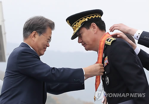 문 대통령, 소방 유공자 포상
