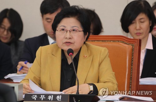 답변하는 여성가족부 장관